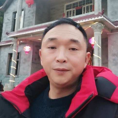 活泼深拥柜子的照片