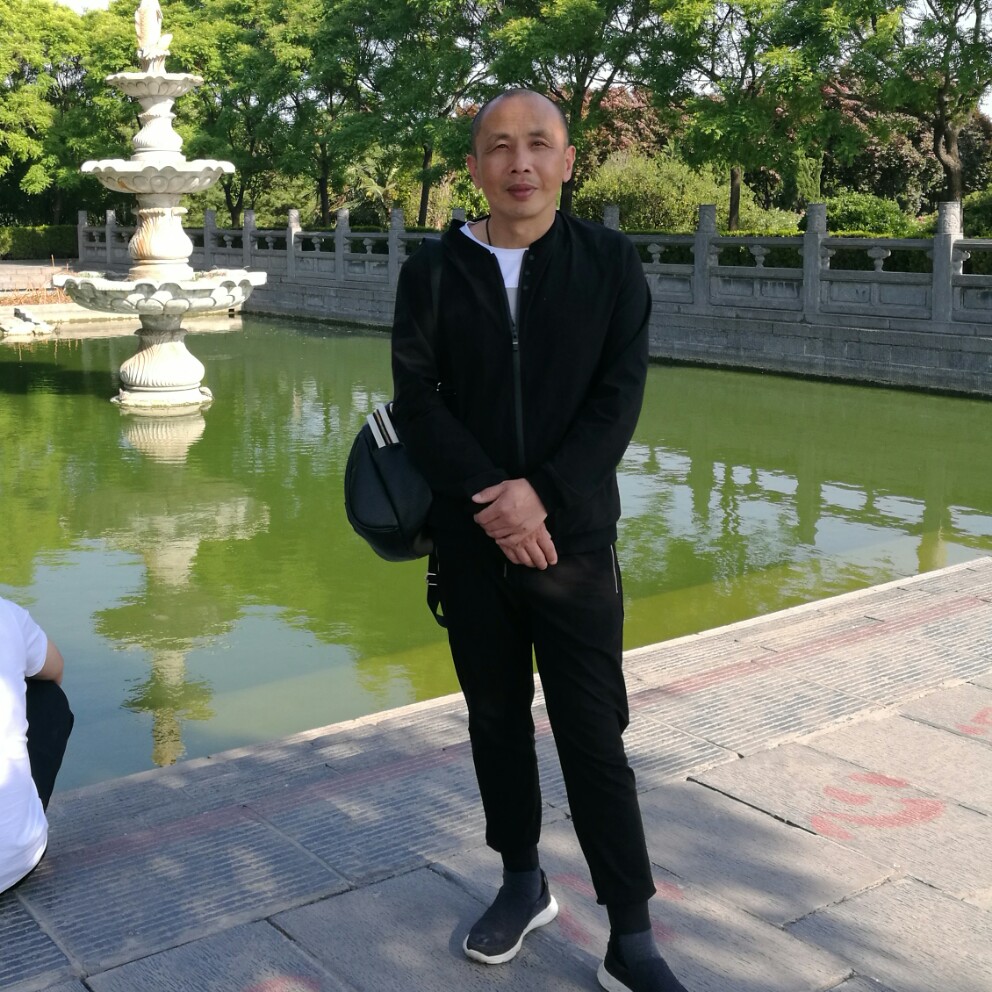 路人迎端庄的照片