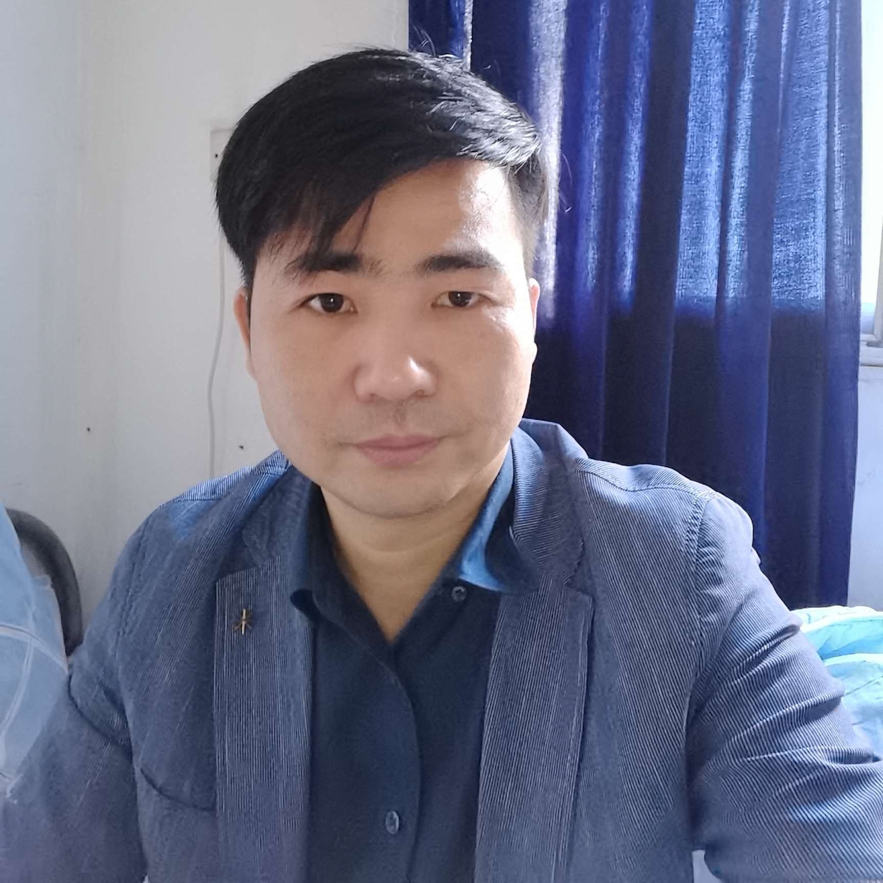 暖光蹙眉神勇的照片
