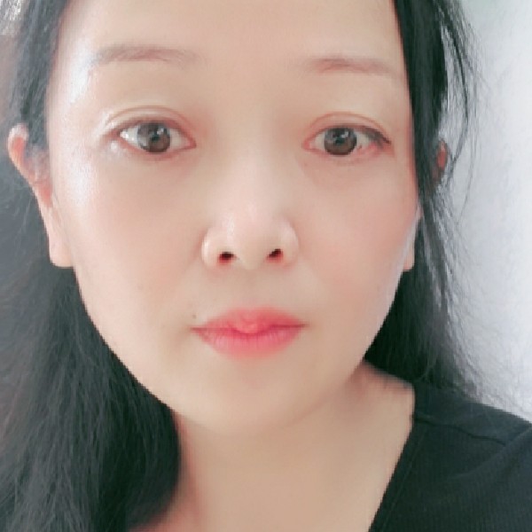 聪慧凝眸冷月的照片