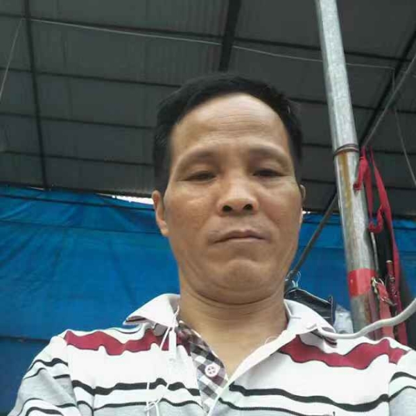 寂静的路人的照片