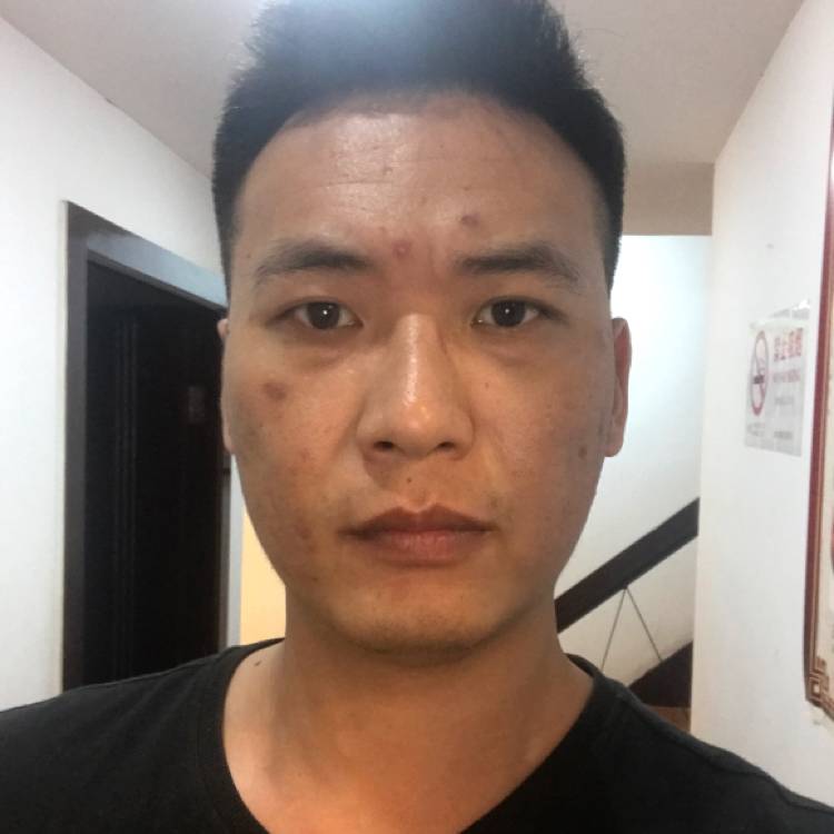 微笑给矮小的照片