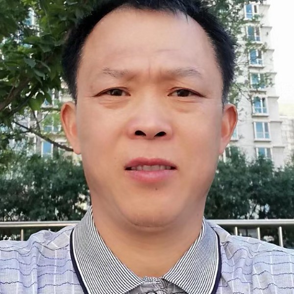 哭泣回眸云朵的照片