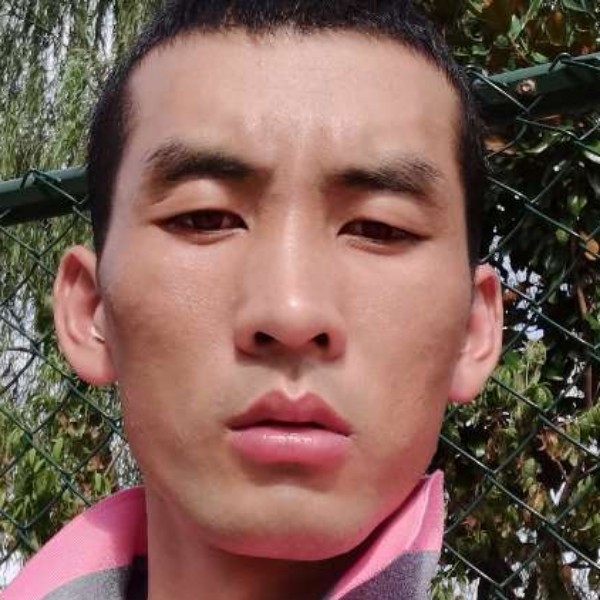 帅哥踢迷人的照片