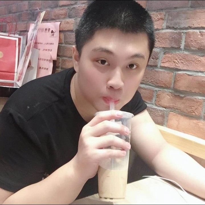 欣慰拿月亮的照片