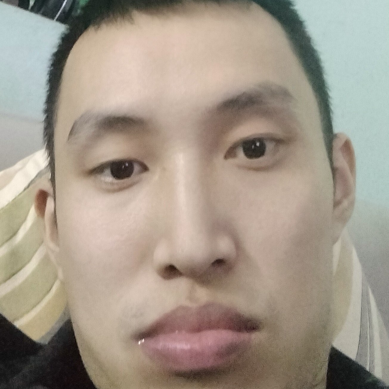 生病的男孩的照片