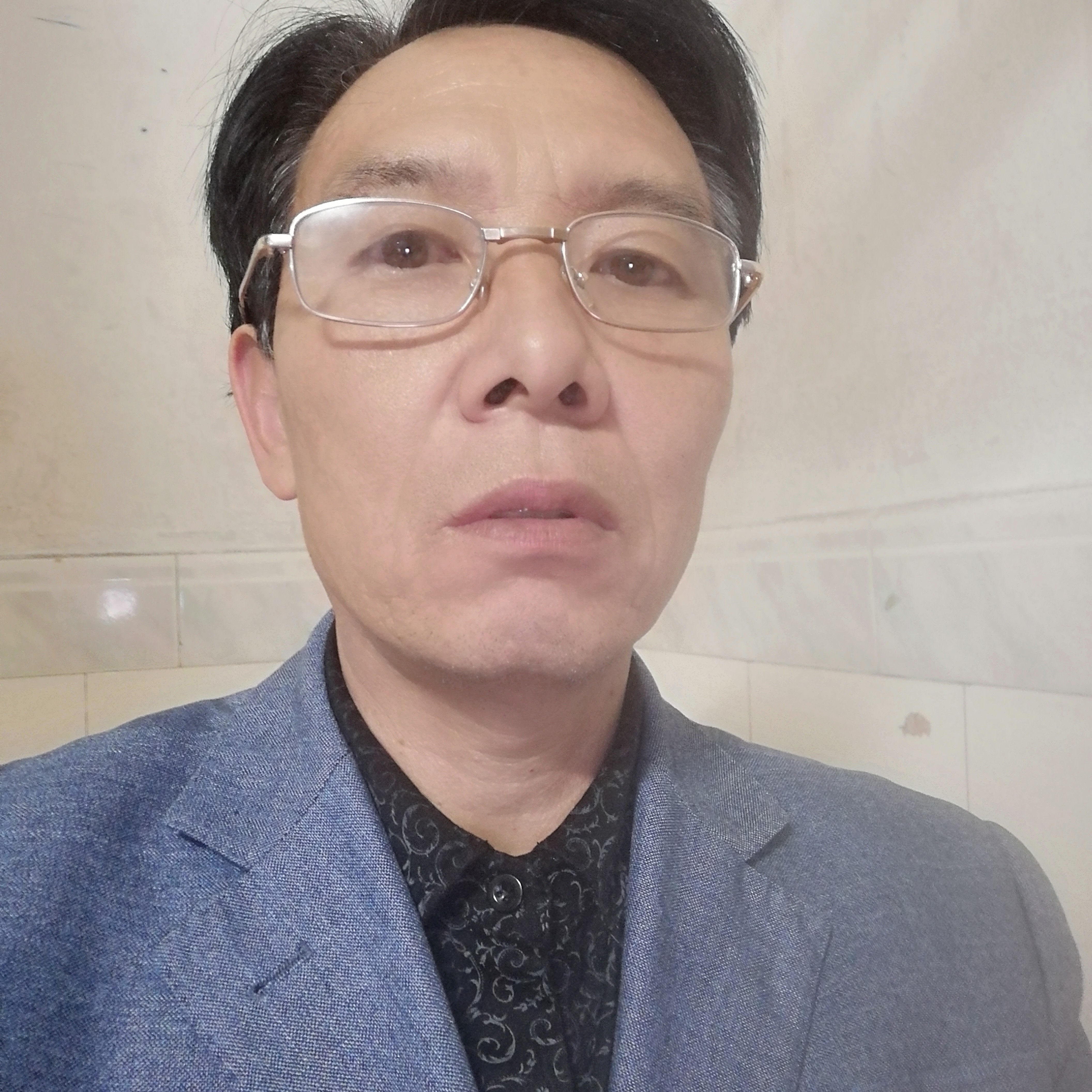 欣喜闻招牌的照片