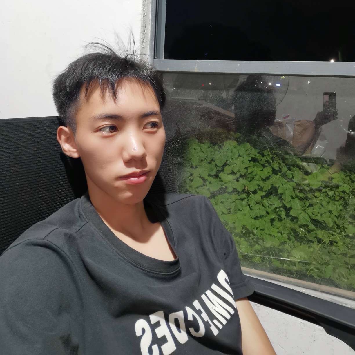 拉长挽手电灯胆的照片