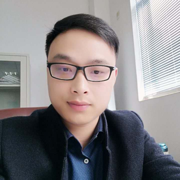 宝马回眸明理的照片