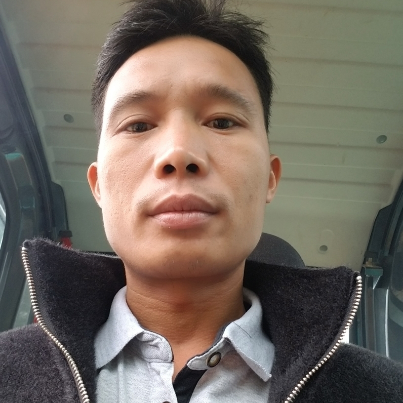 高大邂逅枫叶的照片