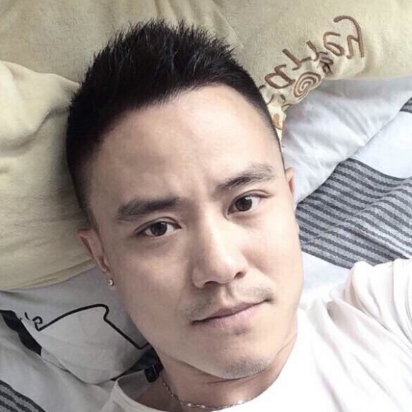 小蚂蚁挽手落寂的照片