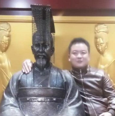 健壮帅哥的照片