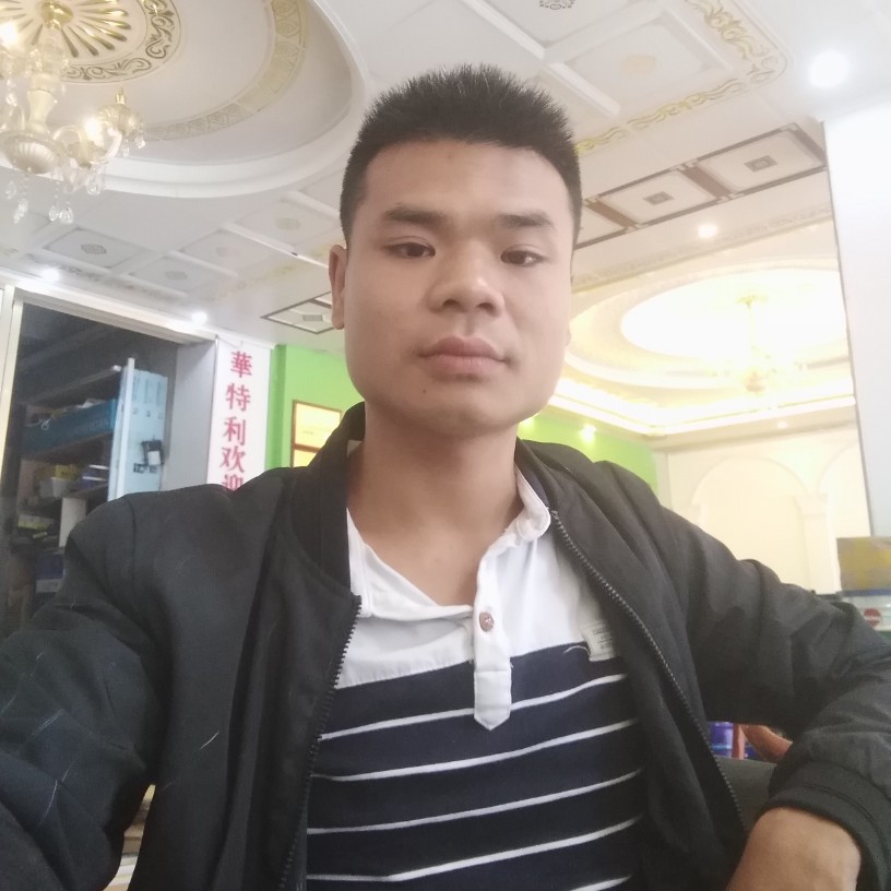 伴风望海的照片