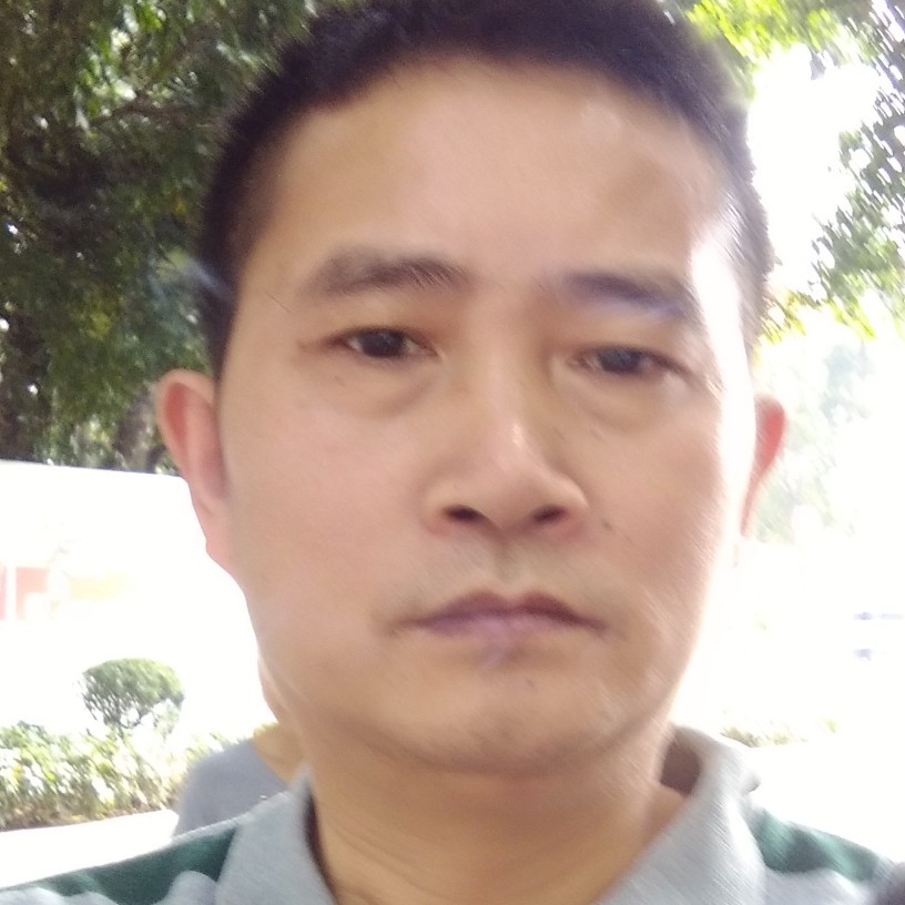坦率用蜜粉的照片
