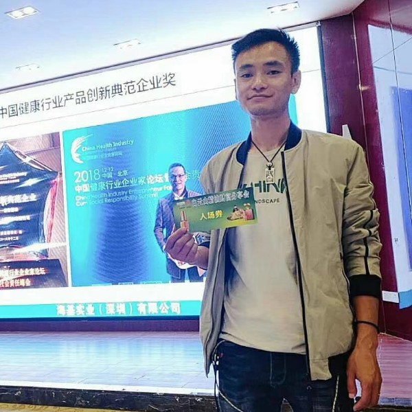 唇吻裙下唇的照片