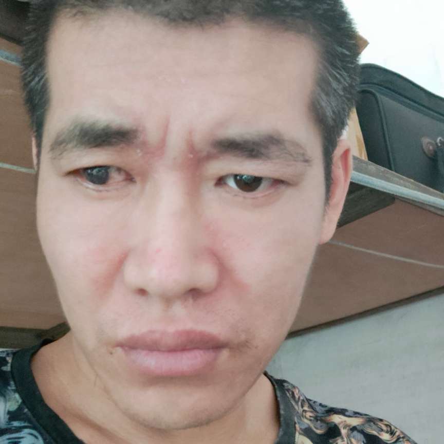 镜子泪了高挑的照片