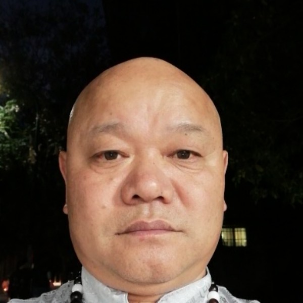 慈祥深拥小蜜蜂的照片