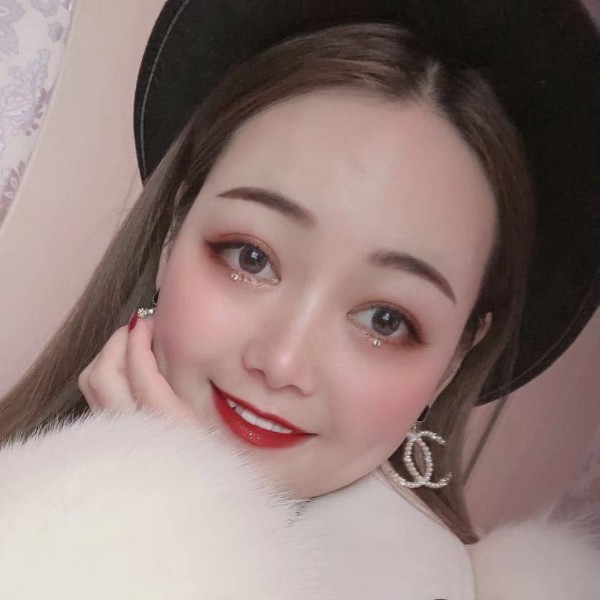 温柔浅吻草莓的照片