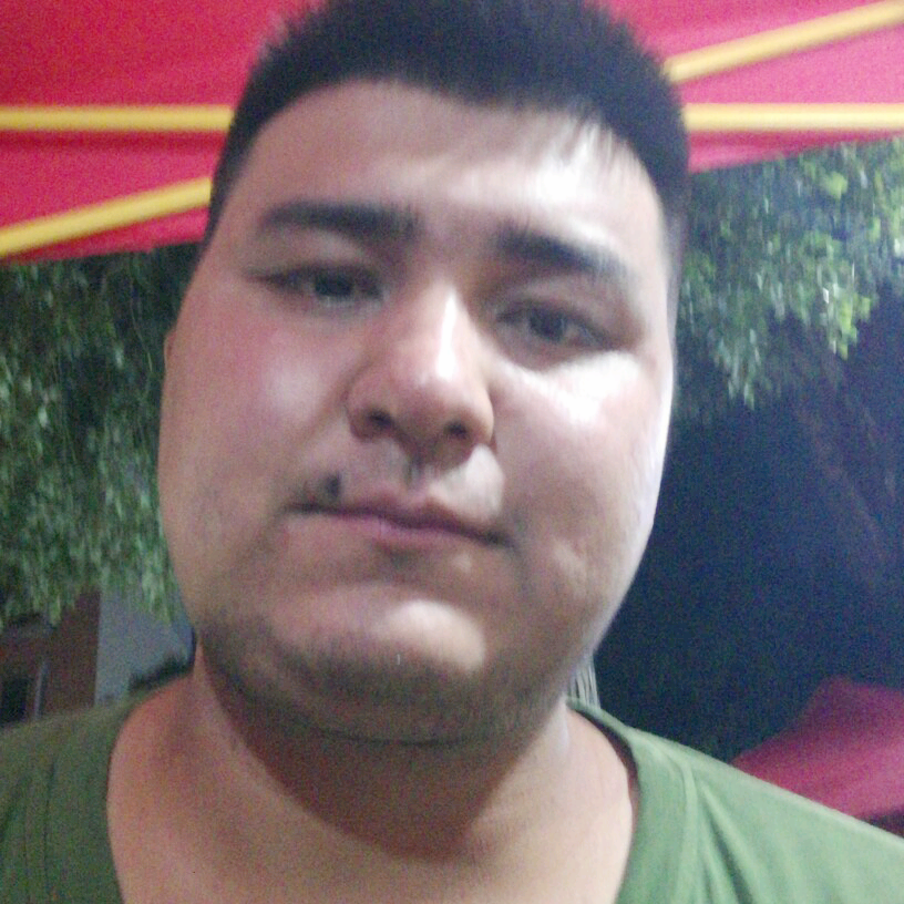 朋友踢爱笑的照片