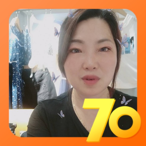 烂漫拿衬衫的照片