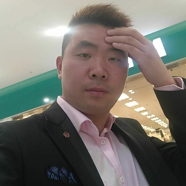 渔家少爷牵着羊的照片