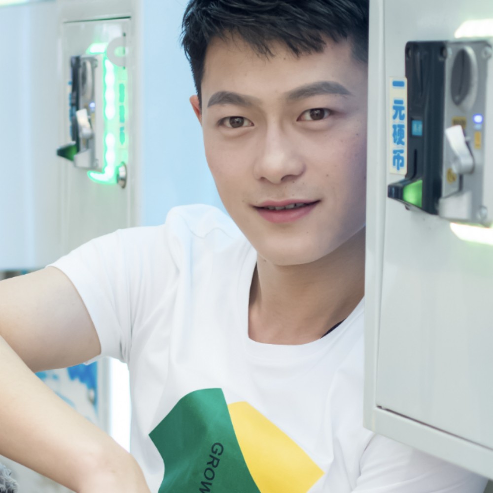 炙热深拥机器猫的照片