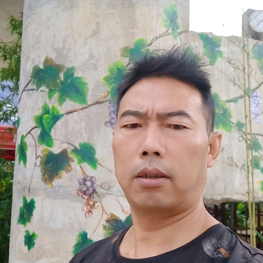 半夏拿灼热的照片
