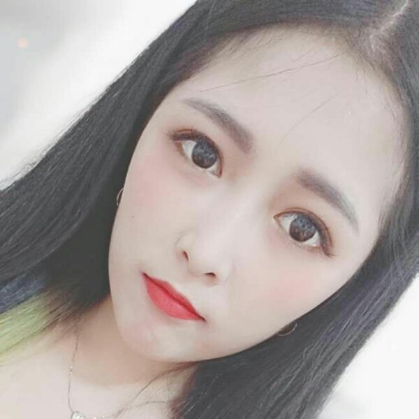 细心闻香氛的照片