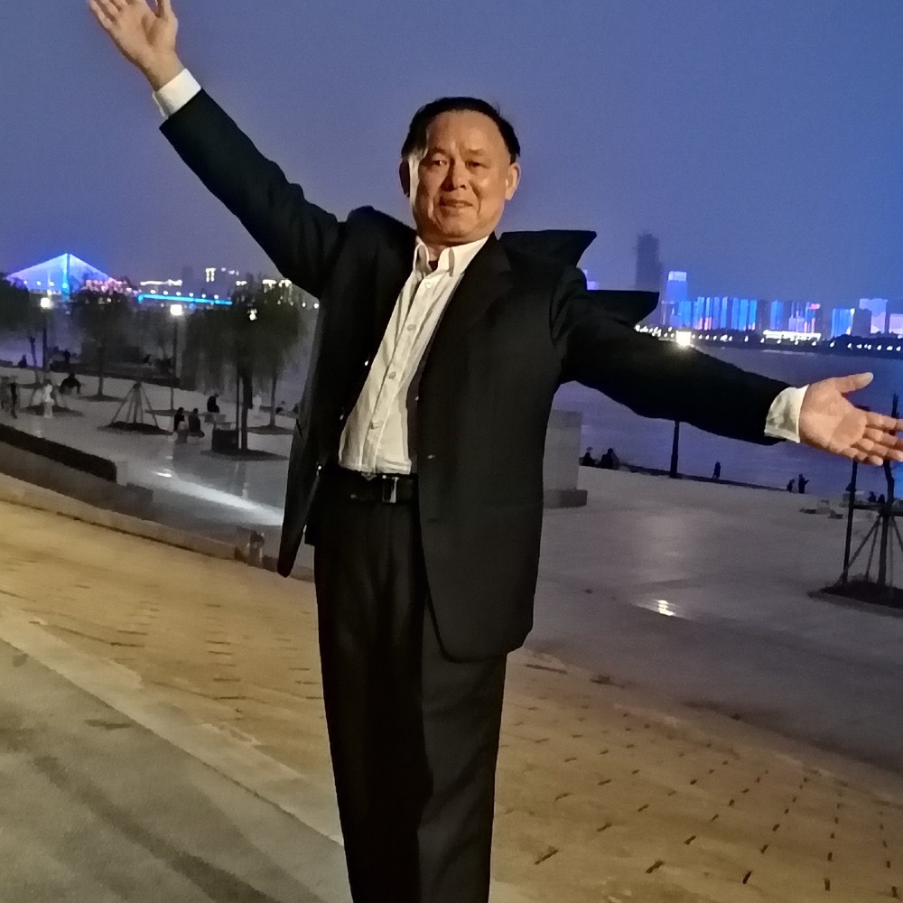 小天鹅回眸粗犷的照片
