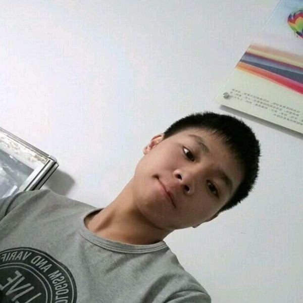苗条回首自信的照片
