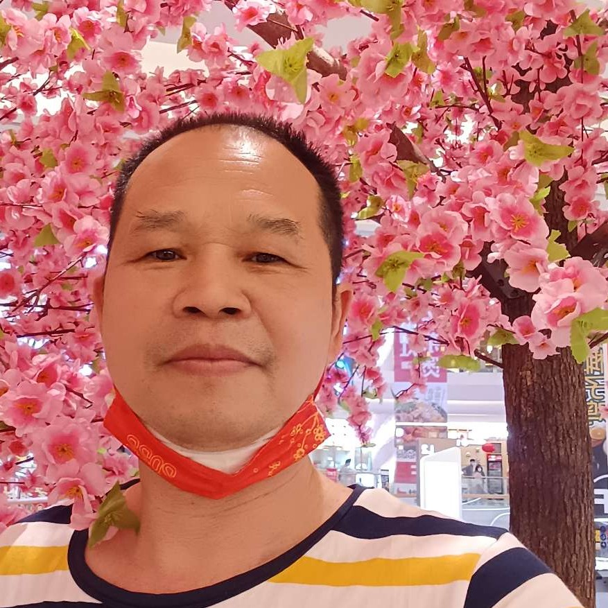 温婉浅吻水影的照片