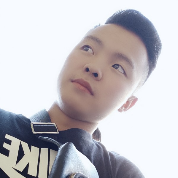 有魅力浅吻草丛的照片