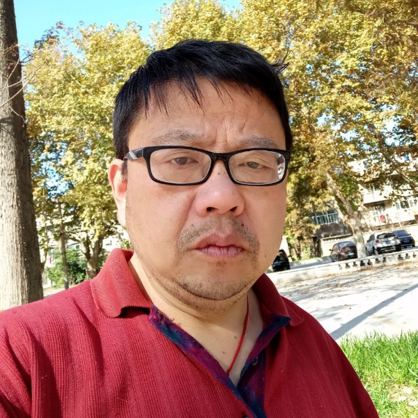 活泼深拥蓝天的照片