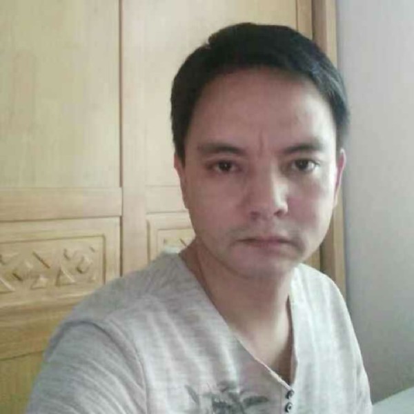 欣慰闻香烟的照片