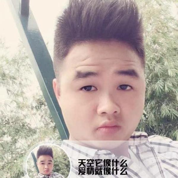 眯眼的小胖子的照片