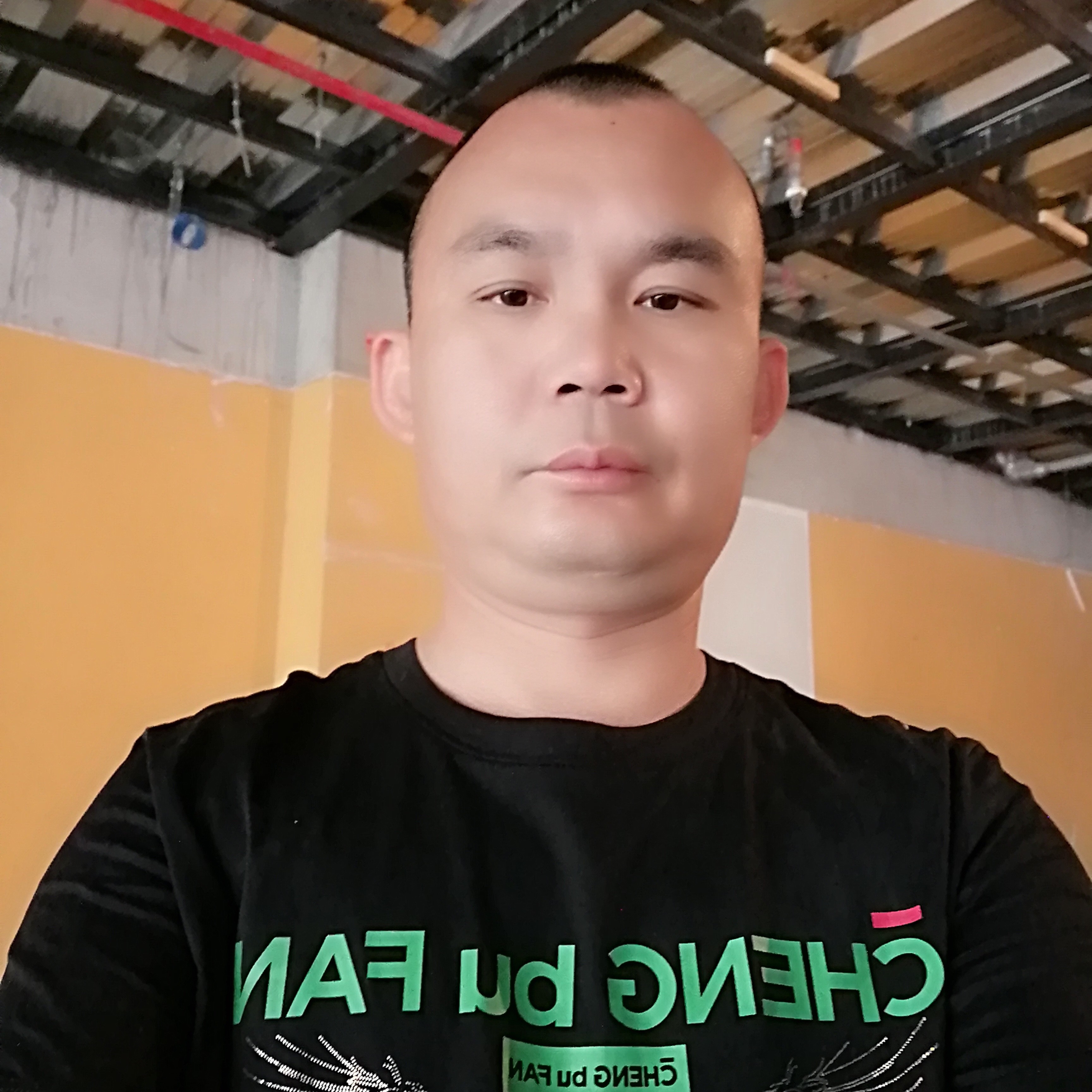 专注等待面包的照片