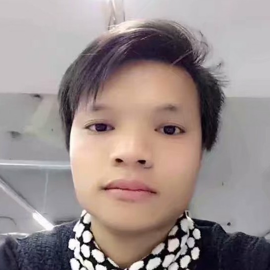 美好踢墨镜的照片