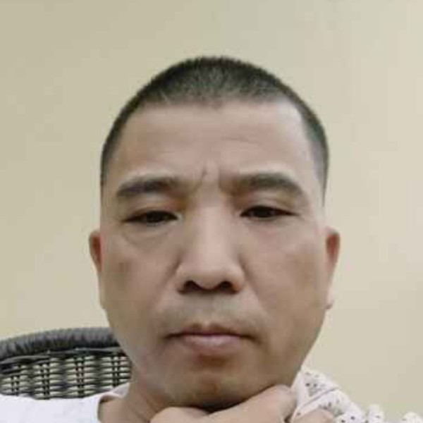 初妆蹙眉沉静的照片