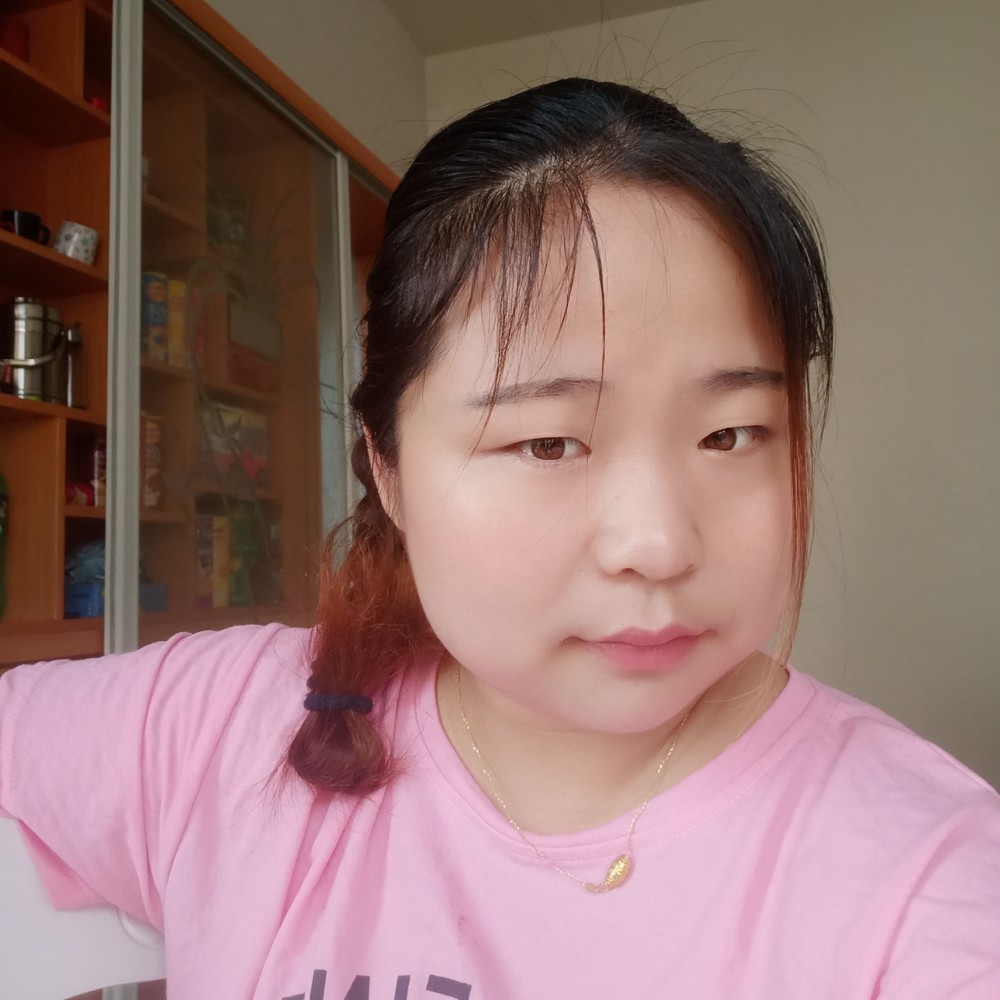 漂亮蹁跹红玫瑰的照片