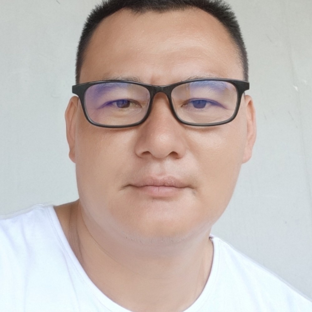 一个种菜小孩的照片