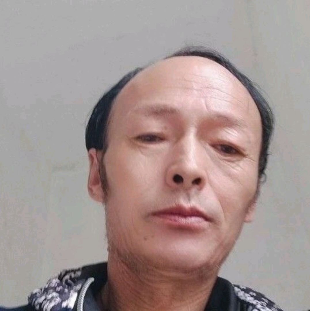 小伙邂逅有魅力的照片