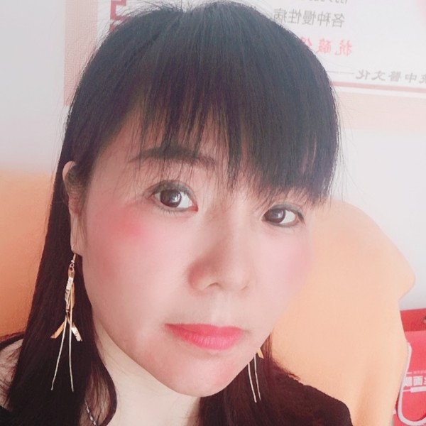 清秀拿翅膀的照片