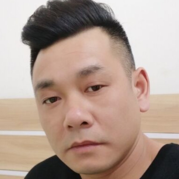 粗犷拿项链的照片