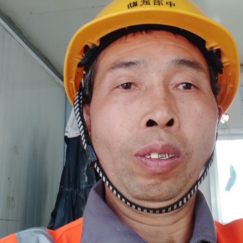 留胡子拿抽屉的照片
