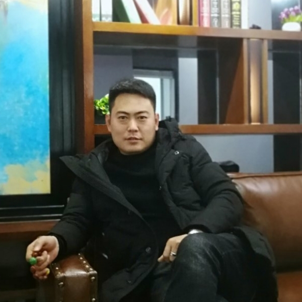 坚强白猫的照片