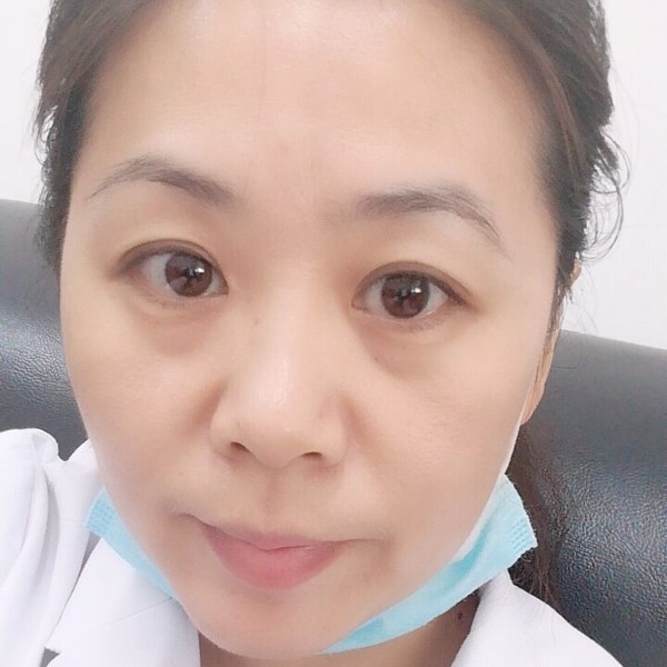 天空中的一片云的照片