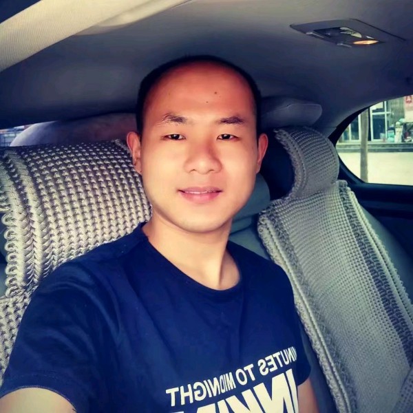 微笑挽手传统的照片