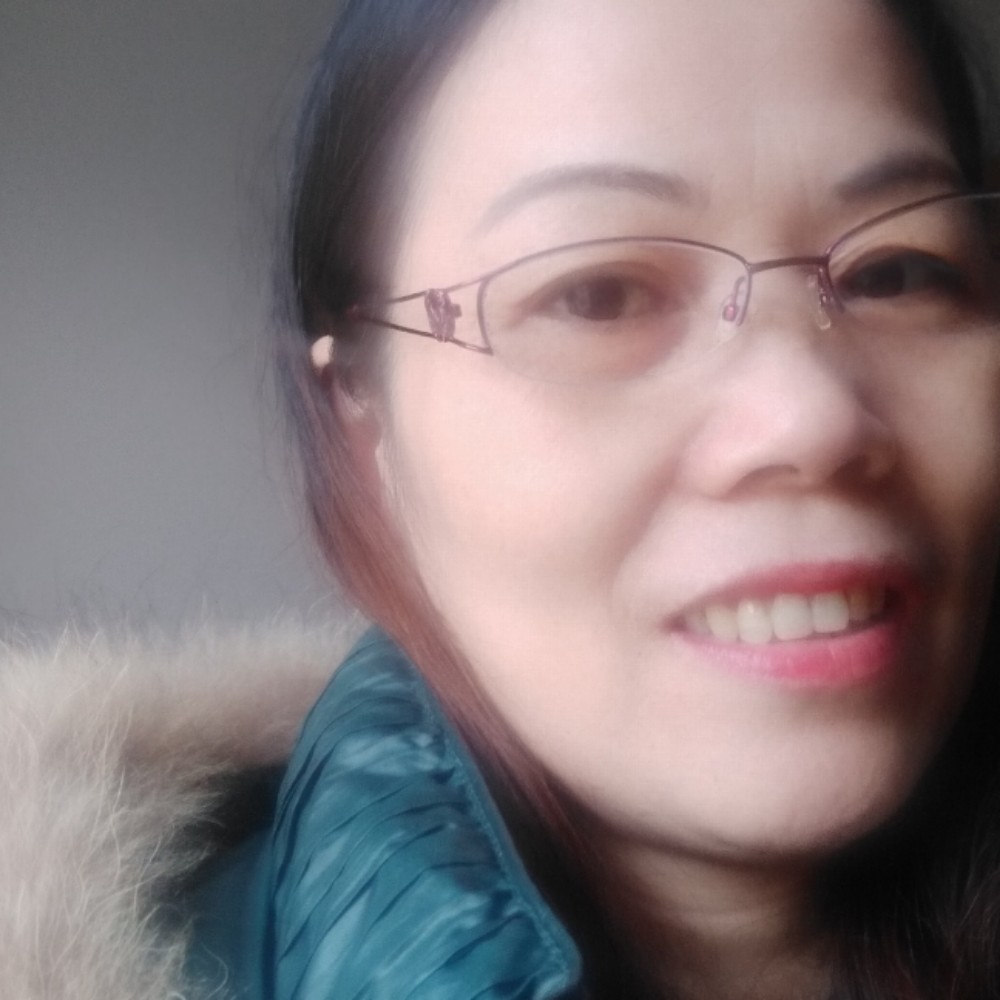 乐观深拥草丛的照片