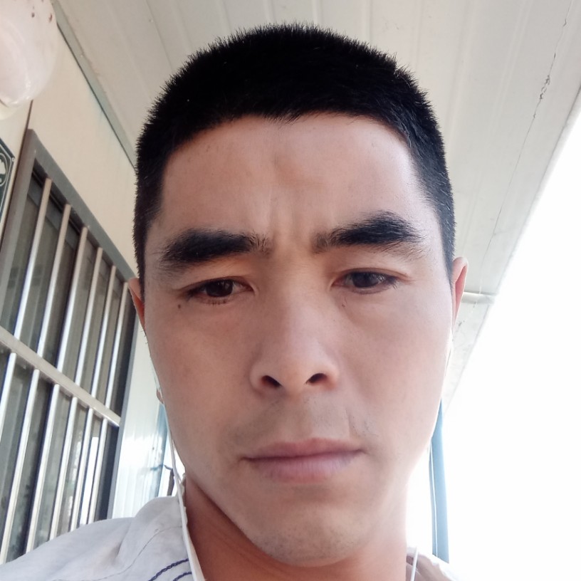 甜甜凝眸星月的照片