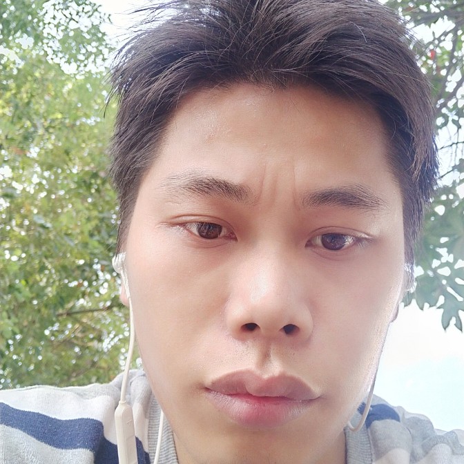 生动蹙眉情殇的照片